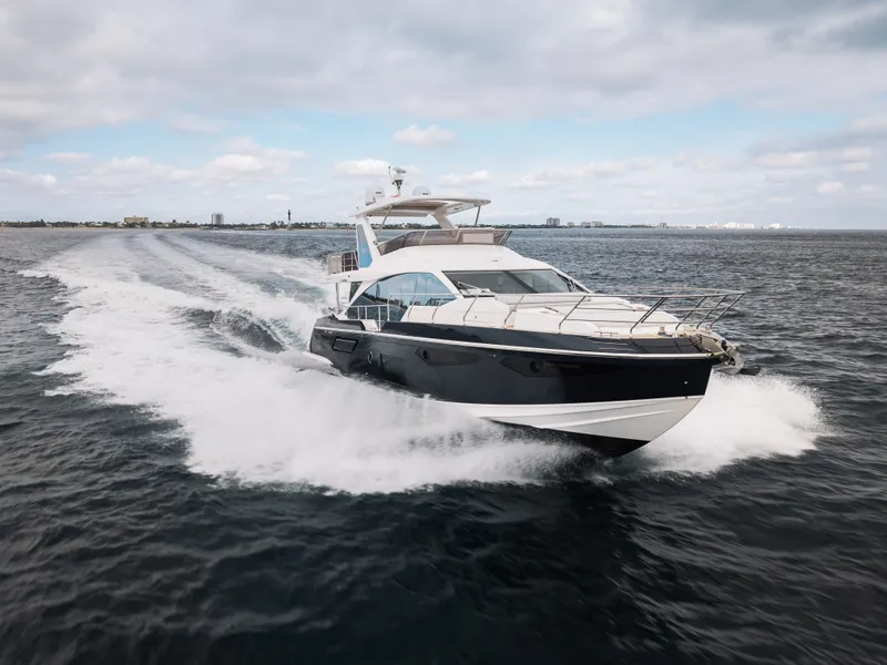 Slide: The Image of Azimut 60 FLY 2022 - 9