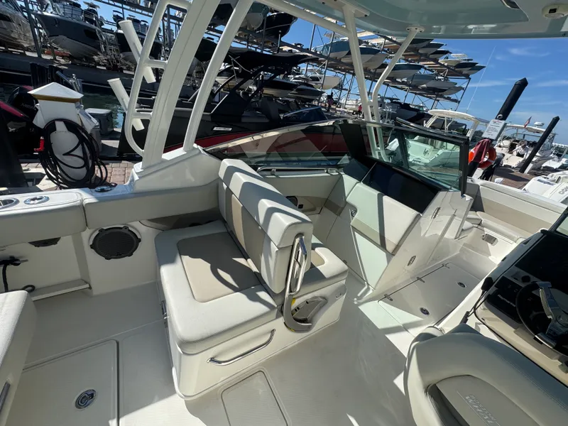 Slide: The Image of Boston Whaler 240 VANTAGE 2022 - 10