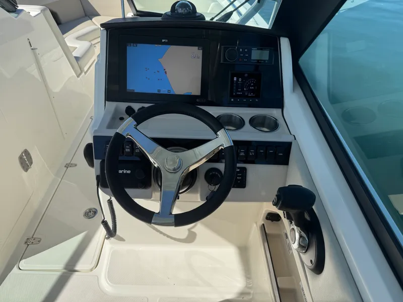 Slide: The Image of Boston Whaler 240 VANTAGE 2022 - 13