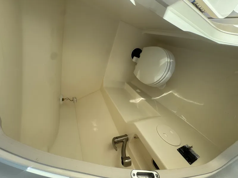 Slide: The Image of Boston Whaler 240 VANTAGE 2022 - 14