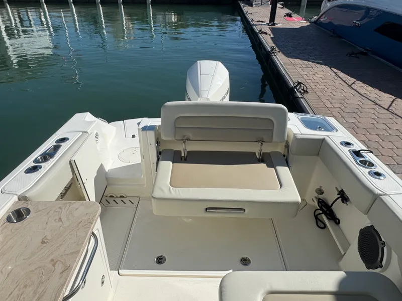 Slide: The Image of Boston Whaler 240 VANTAGE 2022 - 8