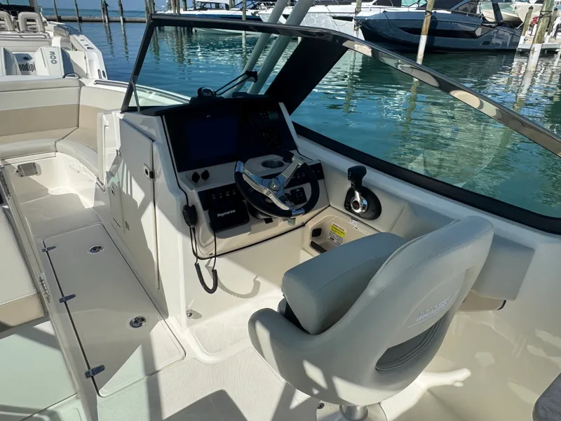 Slide: The Image of Boston Whaler 240 VANTAGE 2022 - 9