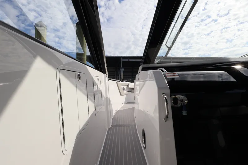 Slide: The Image of Cruisers 42 GLS Outboard 2026 - 40