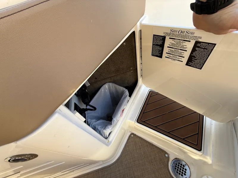 Slide: The Image of Sea Ray 310 SLX 2017 - 28