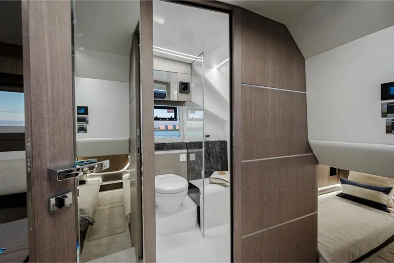 Slide: The Image of Galeon 375 GTO 2025 - 29