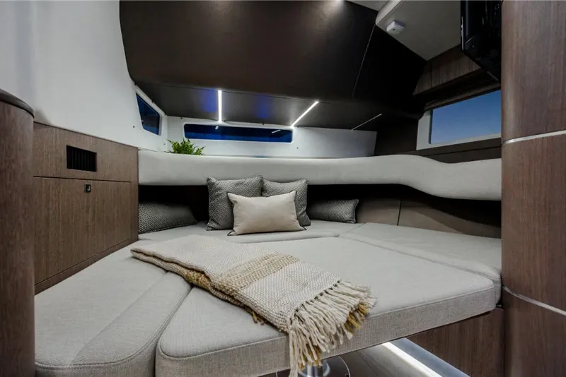 Slide: The Image of Galeon 375 GTO 2025 - 51