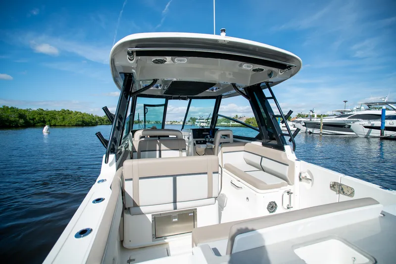 Slide: The Image of Boston Whaler 330 Vantage 2026 - 5