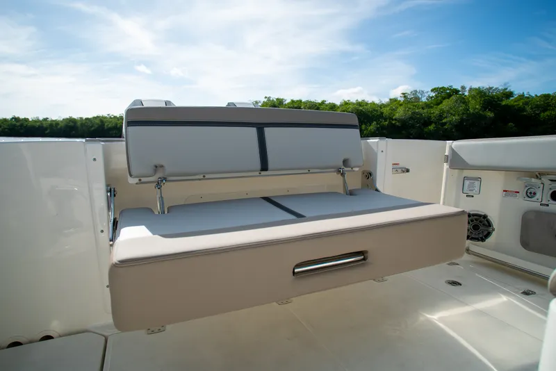 Slide: The Image of Boston Whaler 330 Vantage 2026 - 7