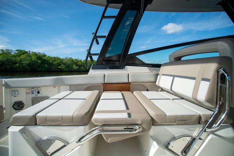 Slide: The Image of Boston Whaler 330 Vantage 2026 - 9