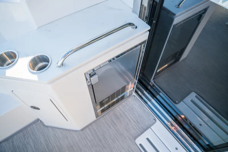 Slide: The Image of Cruisers Yachts 42 Cantius 2024 - 14