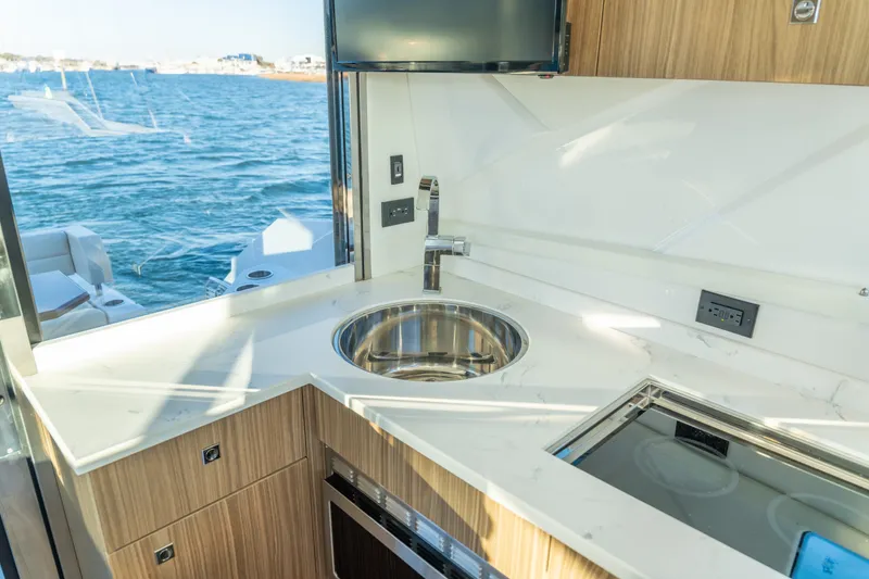 Slide: The Image of Cruisers Yachts 42 Cantius 2024 - 20