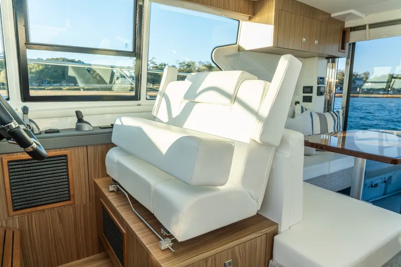 Slide: The Image of Cruisers Yachts 42 Cantius 2024 - 28