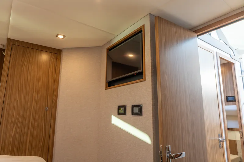 Slide: The Image of Cruisers Yachts 42 Cantius 2024 - 33