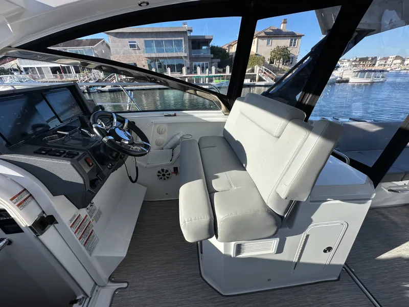 Slide: The Image of Cruisers Yachts 39 EXPRESS COUPE 2021 - 14