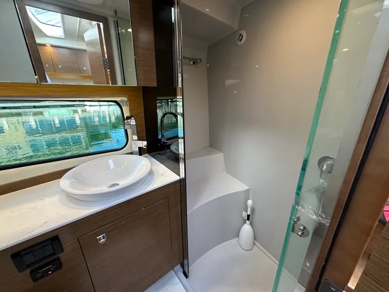 Slide: The Image of Cruisers Yachts 39 EXPRESS COUPE 2021 - 32