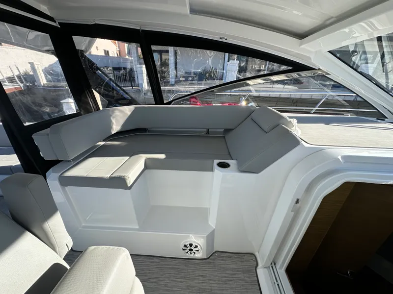Slide: The Image of Cruisers Yachts 39 EXPRESS COUPE 2021 - 34