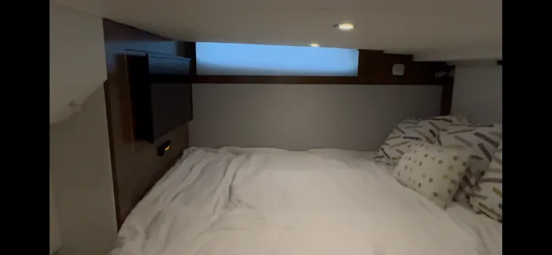 Slide: The Image of Cruisers Yachts 39 EXPRESS COUPE 2021 - 35