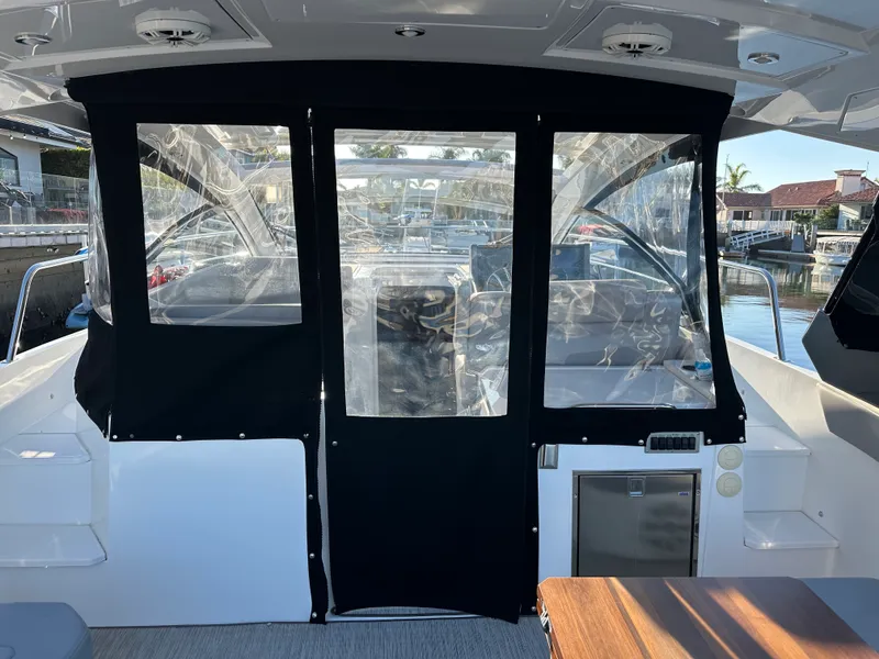 Slide: The Image of Cruisers Yachts 39 EXPRESS COUPE 2021 - 5