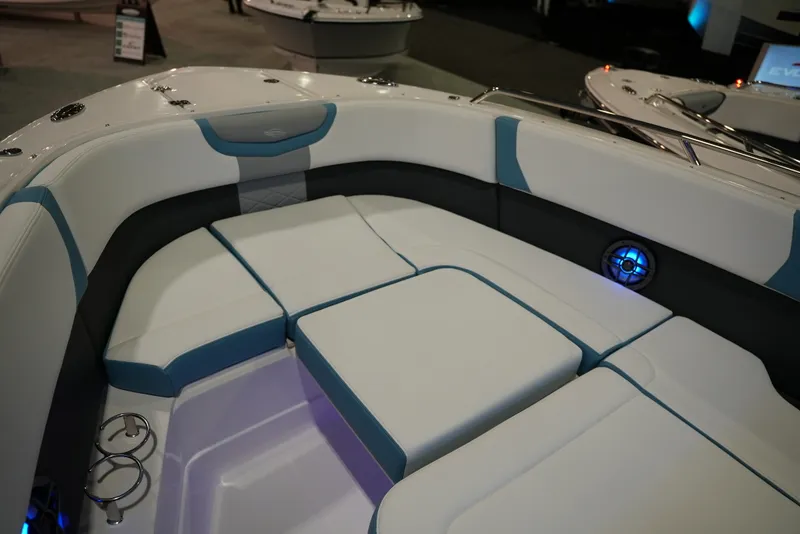 Slide: The Image of Chaparral 280OSX 2026 - 40
