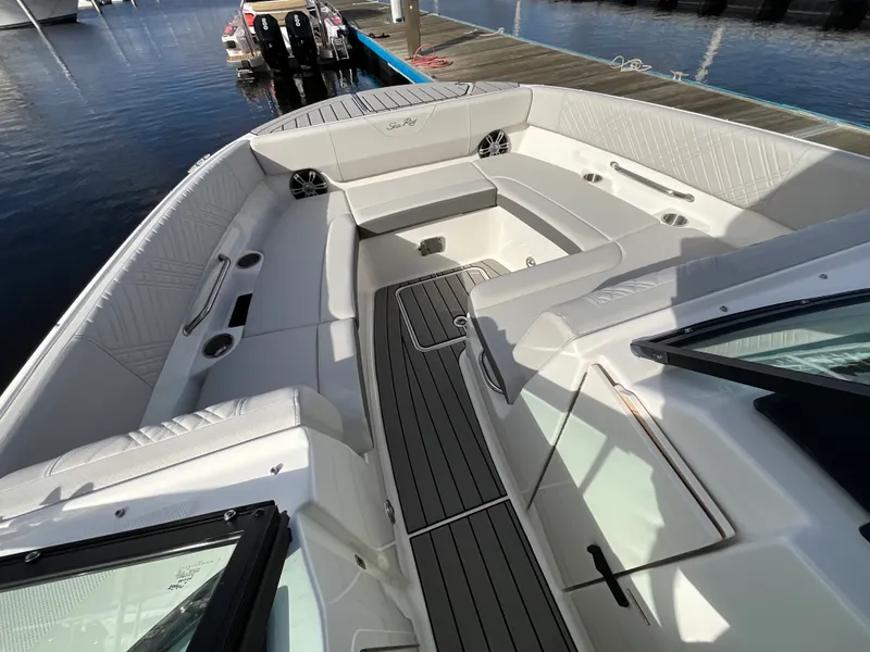 Slide: The Image of Sea Ray SDX 270 Outboard 2026 - 9