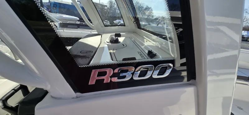 Slide: The Image of Robalo R300 2025 - 38