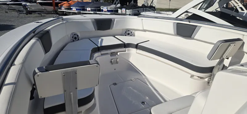 Slide: The Image of Robalo R300 2025 - 20