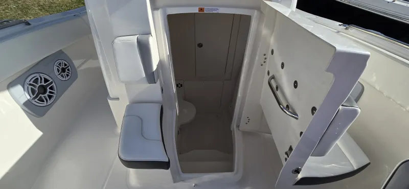 Slide: The Image of Robalo R300 2025 - 25