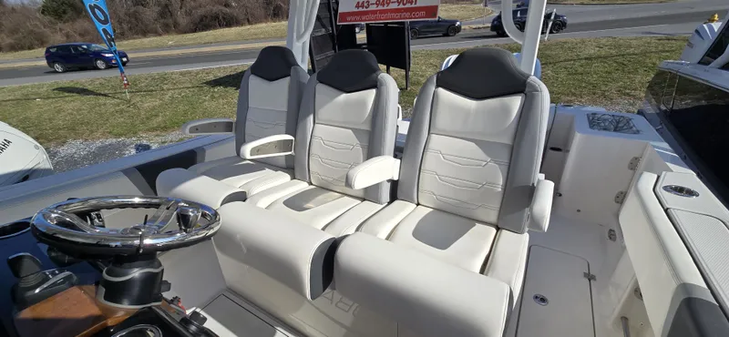 Slide: The Image of Robalo R300 2025 - 18
