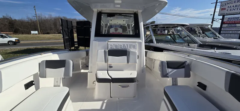 Slide: The Image of Robalo R300 2025 - 24