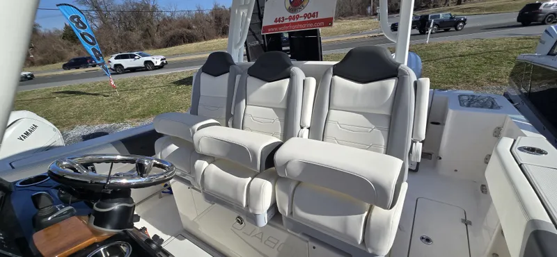Slide: The Image of Robalo R300 2025 - 17
