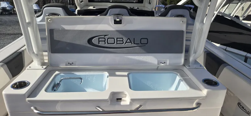 Slide: The Image of Robalo R300 2025 - 12