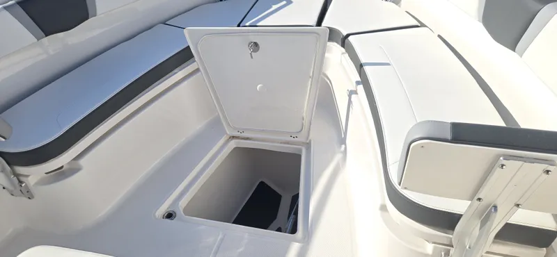 Slide: The Image of Robalo R300 2025 - 31