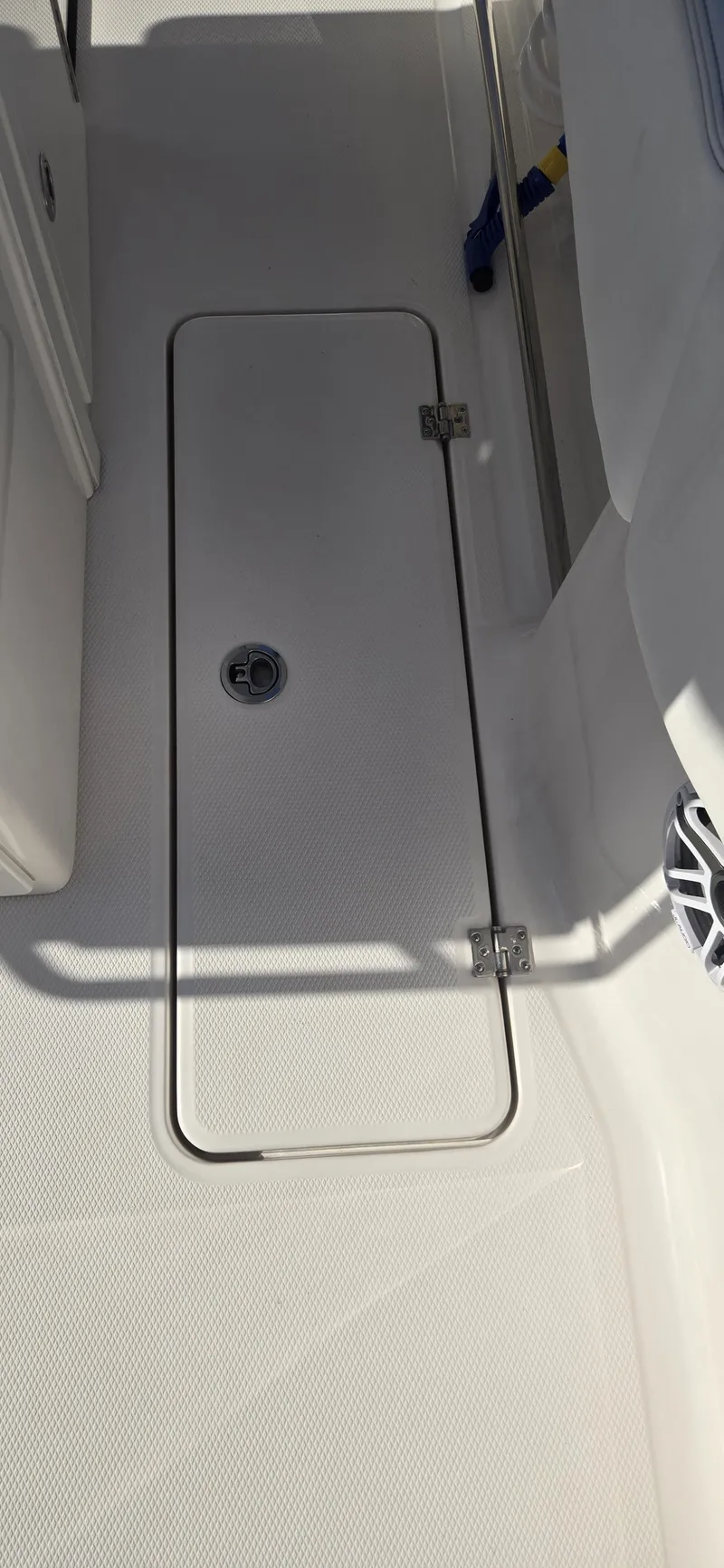 Slide: The Image of Robalo R300 2025 - 33