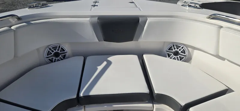 Slide: The Image of Robalo R300 2025 - 22