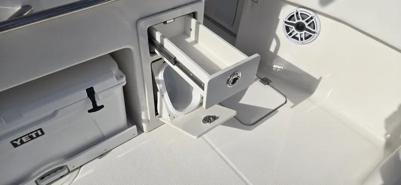 Slide: The Image of Robalo R300 2025 - 15