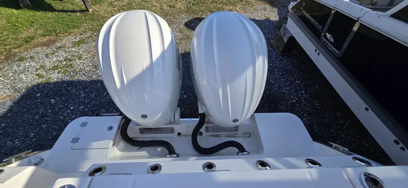 Slide: The Image of Robalo R300 2025 - 40
