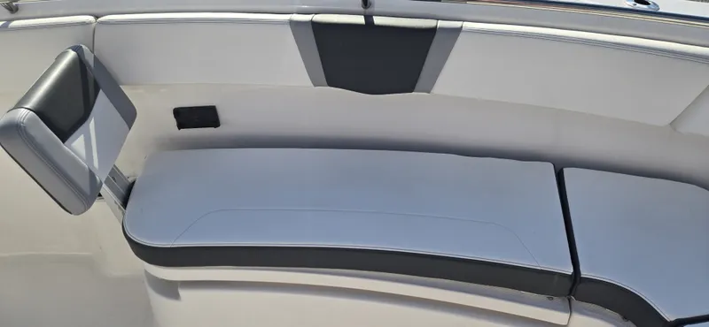 Slide: The Image of Robalo R300 2025 - 21