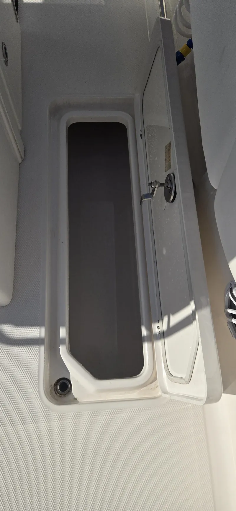 Slide: The Image of Robalo R300 2025 - 34