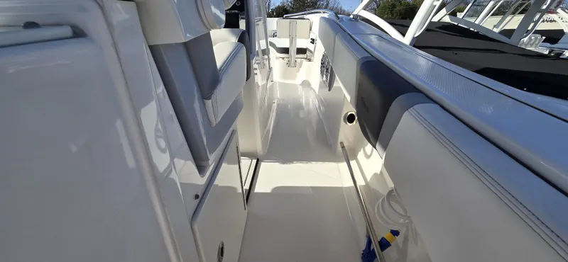Slide: The Image of Robalo R300 2025 - 37
