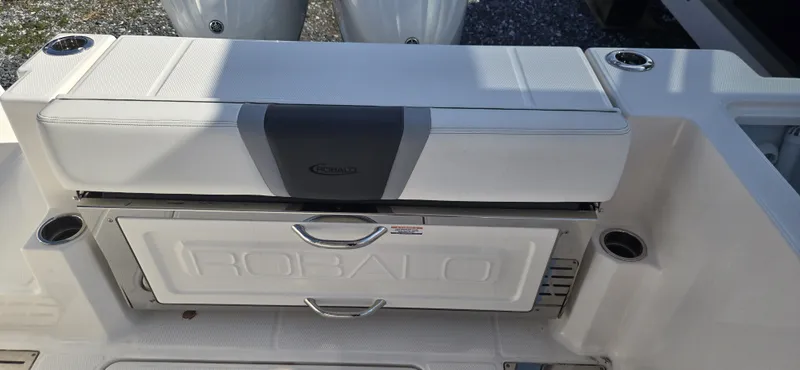 Slide: The Image of Robalo R300 2025 - 8