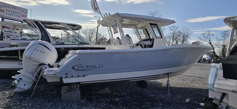 Slide: The Image of Robalo R300 2025 - 4