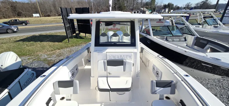 Slide: The Image of Robalo R300 2025 - 32