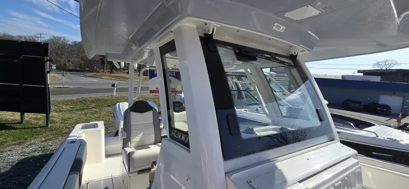 Slide: The Image of Robalo R300 2025 - 39