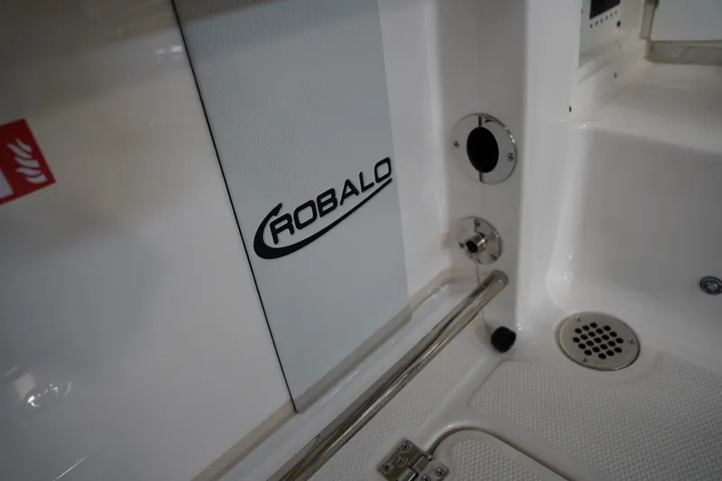Slide: The Image of Robalo R257 2026 - 54