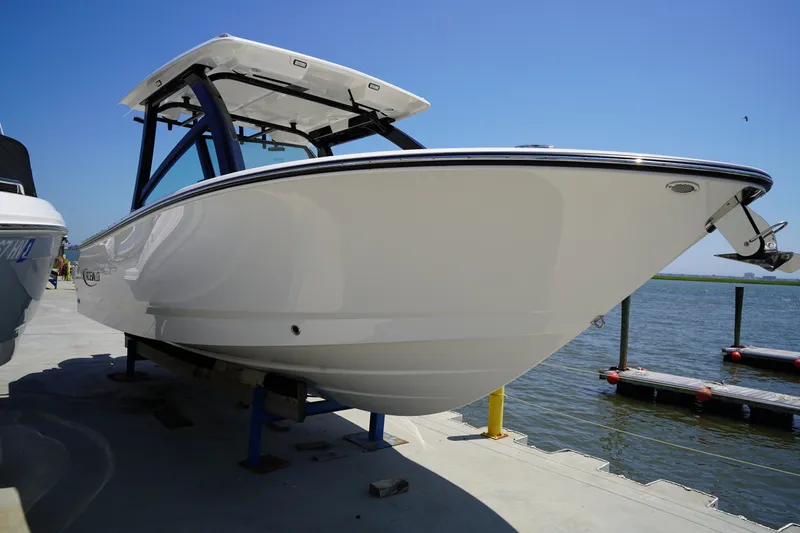 Slide: The Image of Robalo R257 2026 - 120