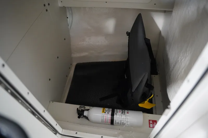Slide: The Image of Robalo R257 2026 - 34