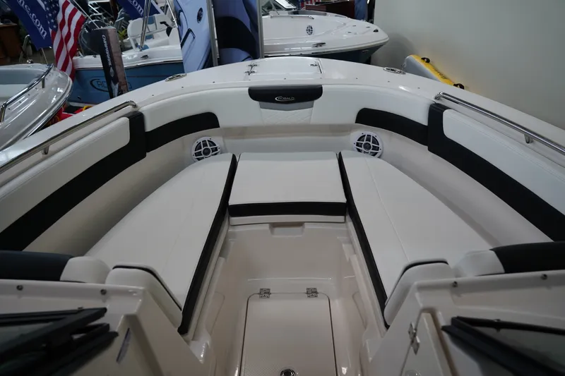 Slide: The Image of Robalo R257 2026 - 35