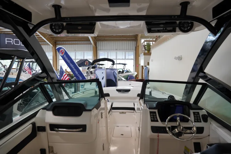 Slide: The Image of Robalo R257 2026 - 45