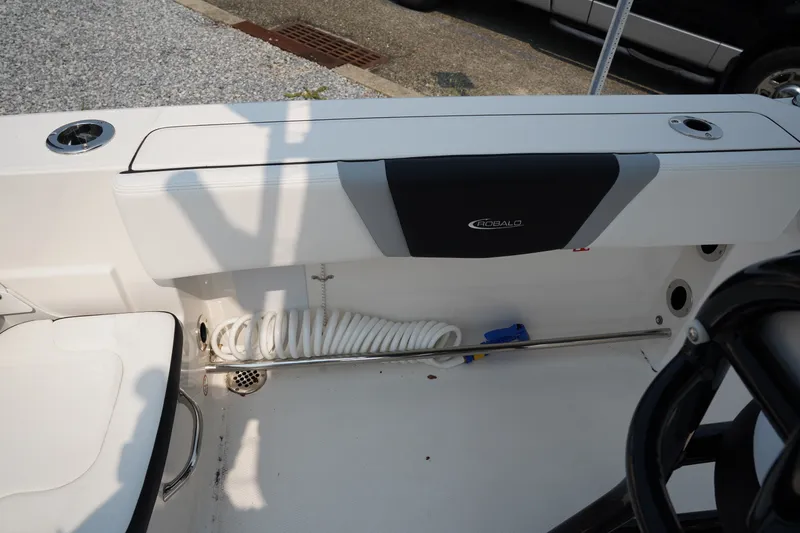 Slide: The Image of Robalo R200 2026 - 15