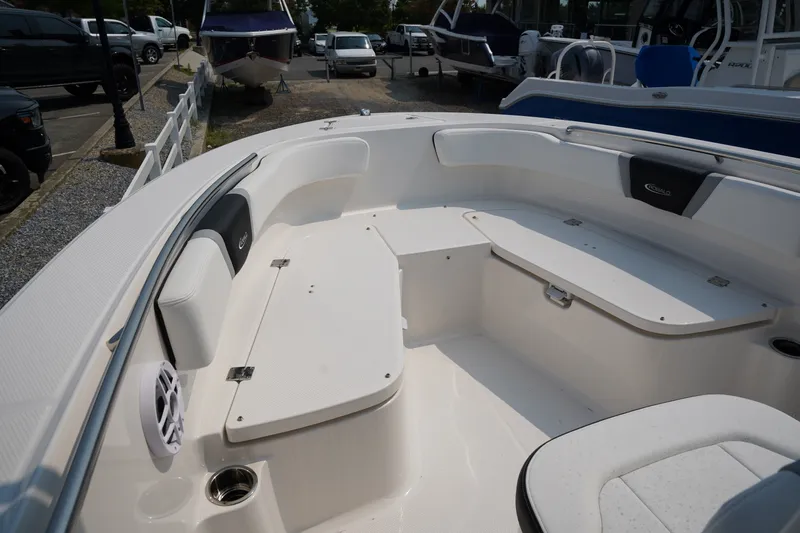 Slide: The Image of Robalo R200 2026 - 20